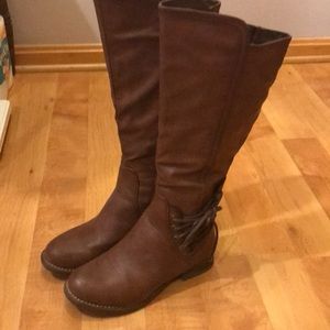 Women’s boots size 8